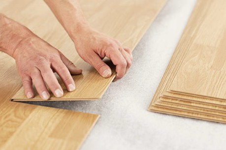 laminaat op houten vloer met kruipruimte