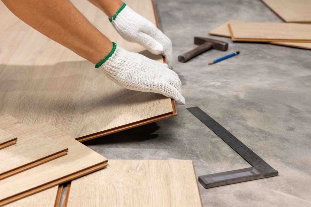 Kan laminaat op een houten vloer met kruipruimte gelegd worden