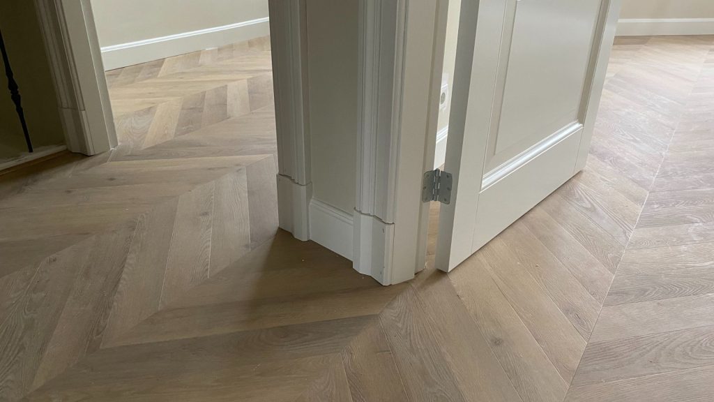 plinten zetten en visgraat parket, pvc, laminaat leggen bij Floors and Projects Vision, uw vloerenspecialist in Helmond, Eindhoven, Den Bosch, Brabant.