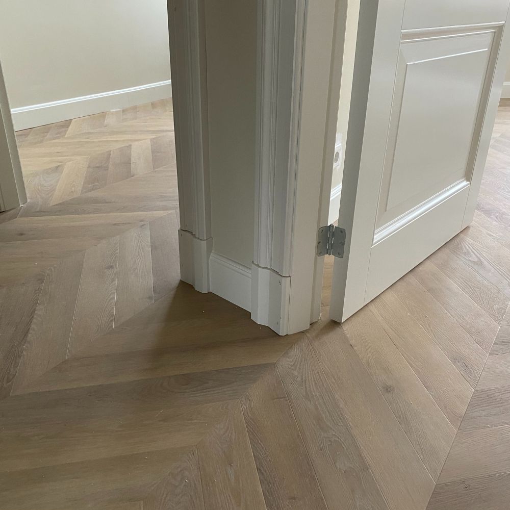 plinten zetten en visgraat parket leggen bij Floors and Projects Vision, uw vloerenspecialist in Helmond, Eindhoven, Den Bosch, Brabant.